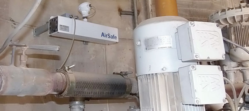 Dust monitoring in ambient air to prevent explosion zones in a plant